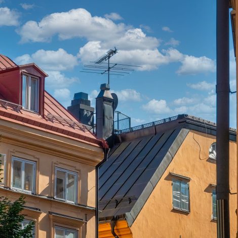 Tättbebyggd stadsmiljö i Stockholm där takläggare måste anpassa sig till både kulturhistoriska krav och begränsat utrymme.